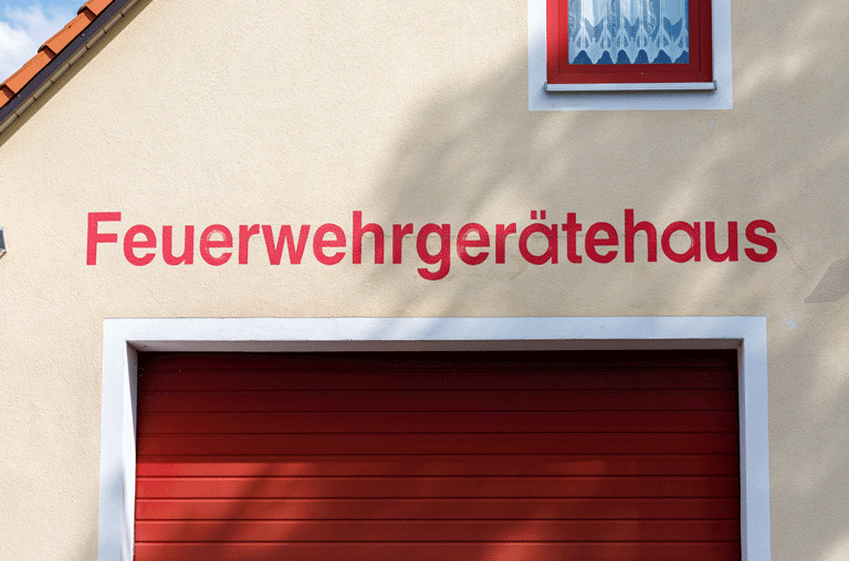 Die Freiwillige Feuerwehr stellt sich Kindern an einem Infonachmittag vor. Dabei geht es um die Arbeit in der Wehr.
