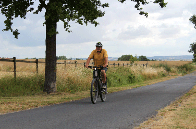 Die Region in und um den Elm-Lappwald ist schön. Sehr schön sogar, findet Thomas Kempernolte, der im Schöninger Ortsteil Hoiersdorf wohnt und sich für die Region engagiert. Er findet seine Heimat so schön, dass er einen Leserbrief in der Zeitung, der über die Region schimpfte, nicht auf sich sitzen lassen wollte. Gut 15 Jahre ist das her. Kempernolte schrieb auch einen Leserbrief, einen positiven. Veröffentlicht wurde sein Leserbrief nie. Aber ein Redakteur hatte sich damals bereit erklärt, sich vom Hoiersdorfer die Gegend zeigen zu lassen. Was sich auf dem Spaziergang auch noch zeigte: Läuft etwas nicht, wird Thomas Kempernolte angesprochen. Er kümmerte sich ja schon.