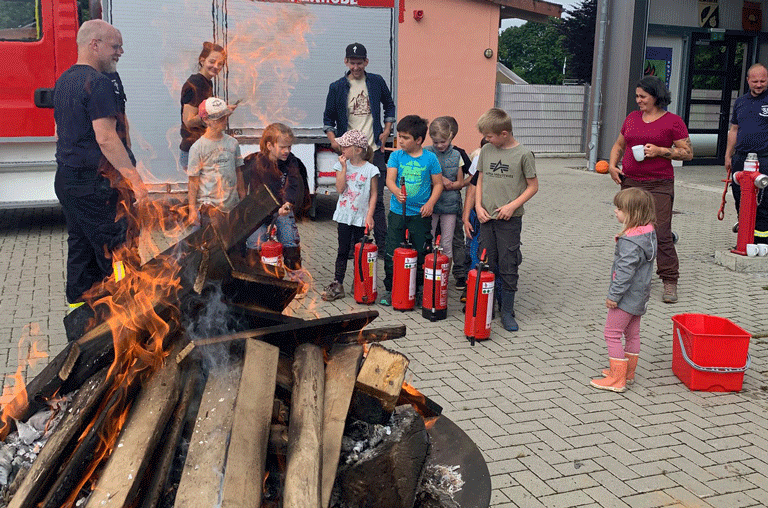 Beim MitmachTag der Freiwilligen Feuerwehr Hemkenrode lernten die Kinder, wie sich Feuer im Wald verhalten und wie sie bekämpft werden.