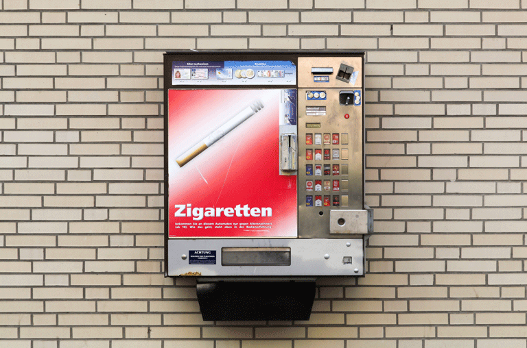 Im Cremlinger Ortsteil Weddel haben bisher unbekannte Täter zwei Zigarettenautomaten aufgebrochen und daraus gestohlen.