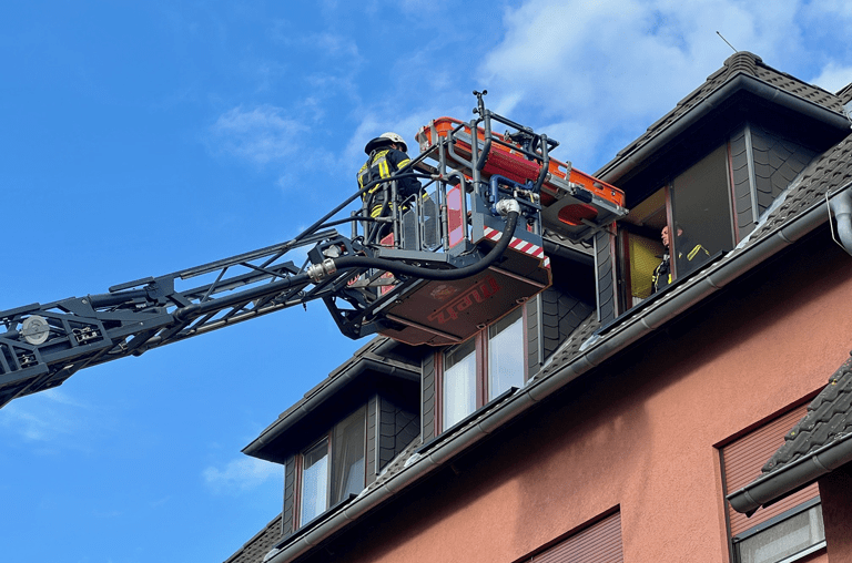 Feuerwehr-Drehleiterübung am Seniorensitz Süd-Elm