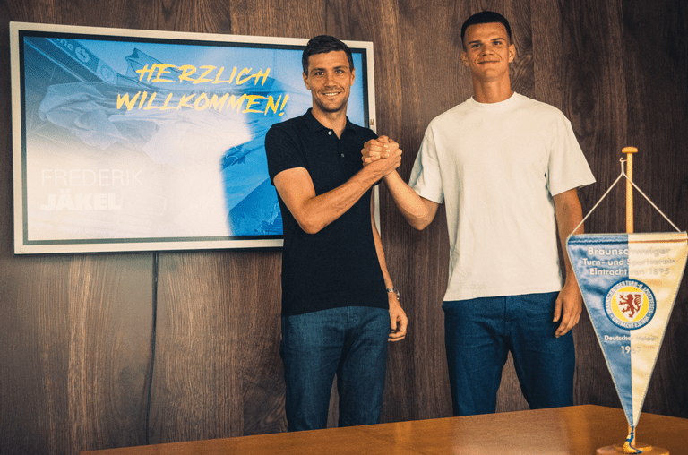 Frederik Jäkel (rechts) wurde von der Eintracht ausgeliehen