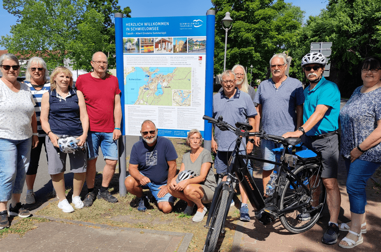 Die Radgruppe des MTV Watzum vor der Ausflugstafel in Caputh. Die 46 Kilometer lange Tour führte um den Schwielowsee und Templiner See und bot traumhafte Natur rund ums Wasser