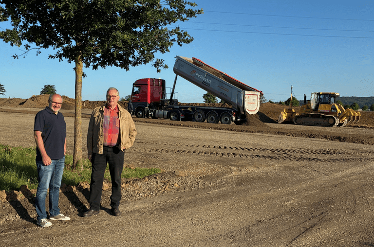 Von rechts: Frank Oesterhelweg (Vorsitzender des Fördervereins und Geschäftsführer der Lenkungsgruppe des Archäologie- und Landschaftsparks Pfalz Werla) und Sven Volkers (Bau- und Umweltdezernent des Landkreises Wolfenbüttel und Lenkungsgruppenmitglied) bei der Besichtigung der Parkplatz-Baustelle an der Kaiserpfalz Werla, Foto: Landkreis Wolfenbüttel