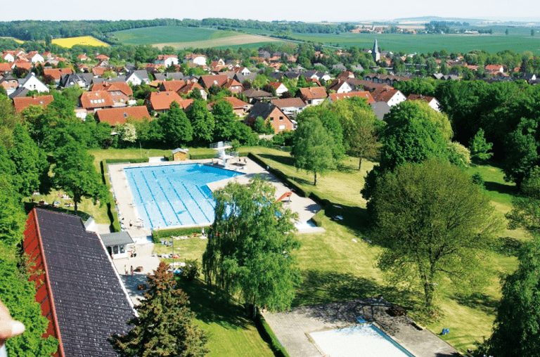Alte Luftbildaufnahme des Freibads Schöppenstedt