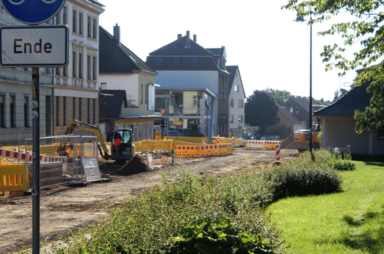 Die Baustelle an Schöningens wichtigster Kreuzung zieht sich noch bis 2026. Laut Land sind viele unvorhergesehene Arbeiten dazu gekommen.