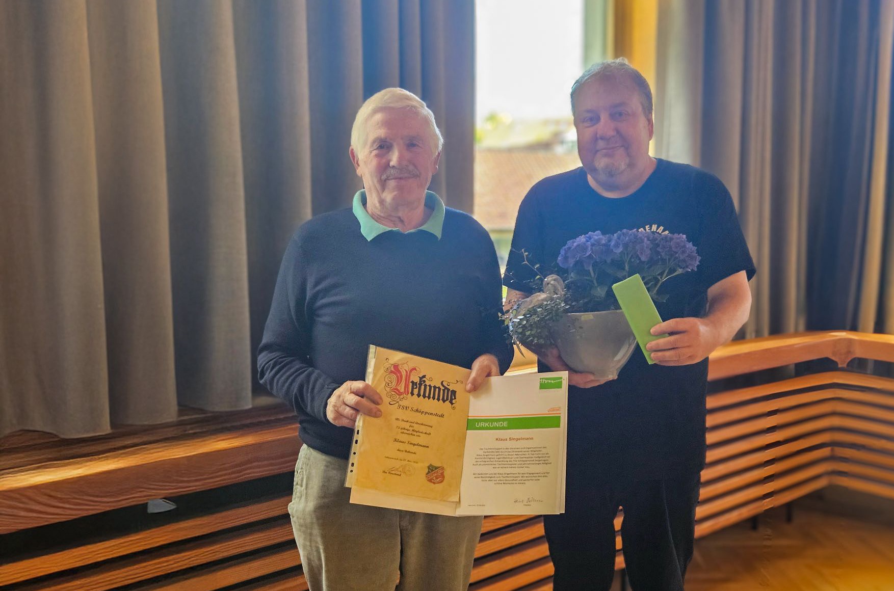 Foto: Klaus Singelmann (l.) erhielt aus den Händen von Abteilungsleiter Thomas Föniger eine Ehrenurkunden samt Präsent vom TTVN überreicht