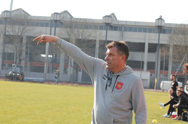 FSV Schöningen Cheftrainer Christian Benbennek leitet seine Spieler vom Spielfeldrand an, Foto: FSV Schöningen
