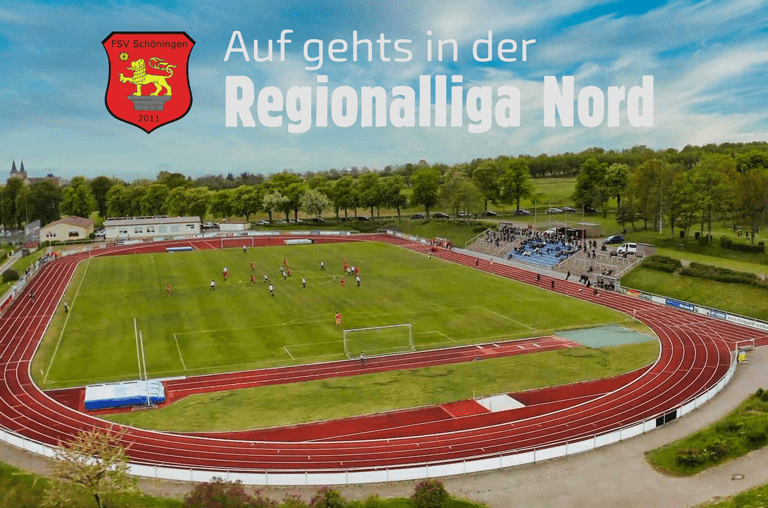 Luftaufnahme des Elmstadions Schöningen während eines Spiels mit Schriftzug Auf gehts in der Regionalliga Nord. Foto: Stadt Schöningen / Landwerk