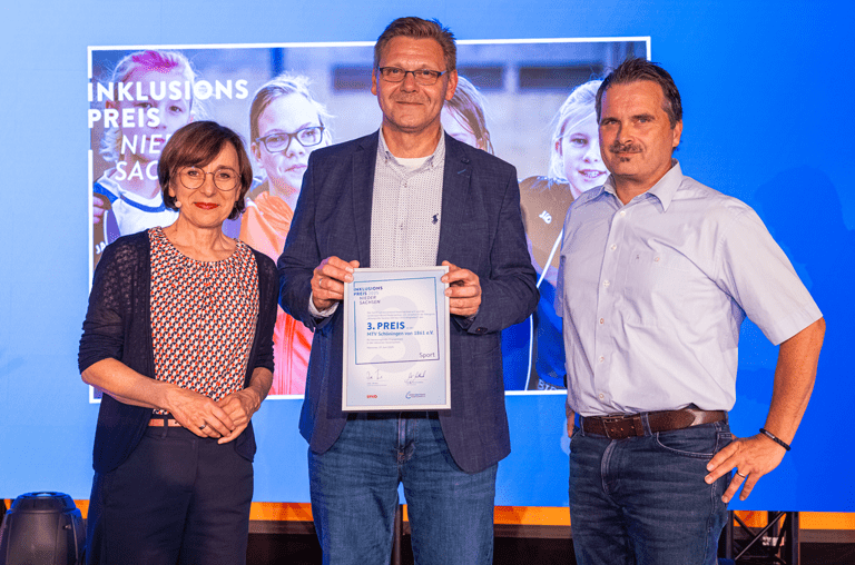 Dr. Christine Arbogast (Staatssekretärin, Soziales Niedersachsen, links) ) mit Vertretern des MTV Schöningen. Foto: Axel Herzig