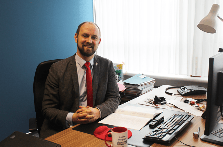 Bürgermeister Malte Schneider in seinem Büro im Schöninger Rathaus
