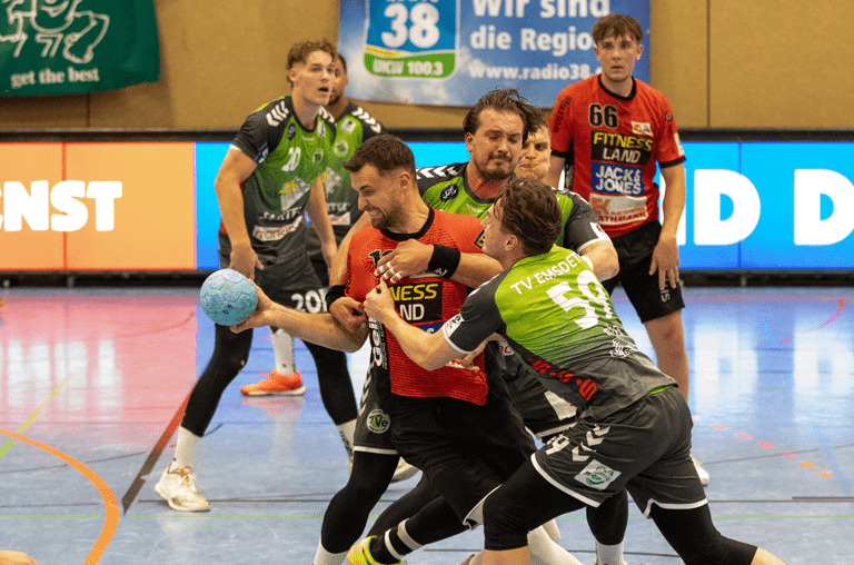 Neuzugang Milan Vuckovic (am Ball) erzielte gegen Emsdetten drei Tore. Fotograf: Florian Kleinschmidt