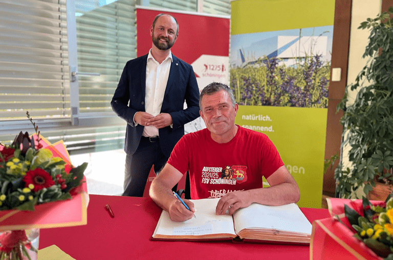 FSV Trainer unterschreibt in das Goldene Buch der Stadt Schöningen