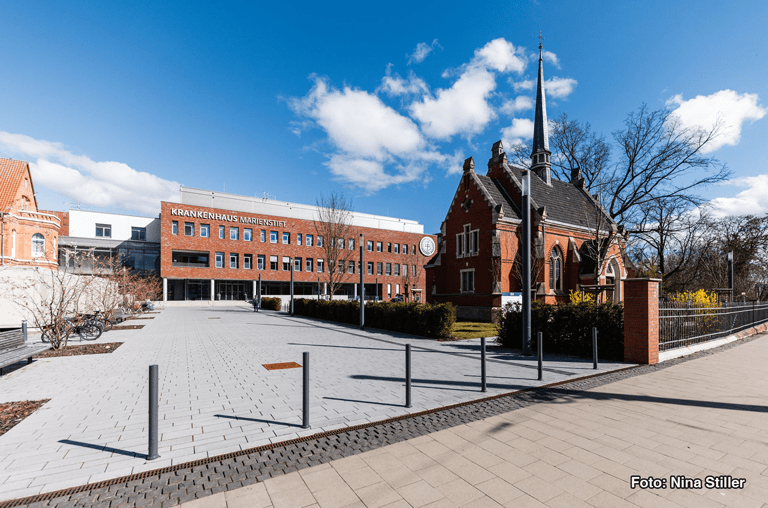 Frontansicht des Krankenhaus Marienstift Braunschweig; Foto: Nina Stiller