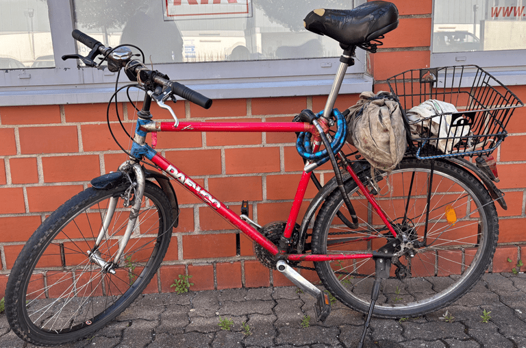 Altes Fahrrad vor Hauswand