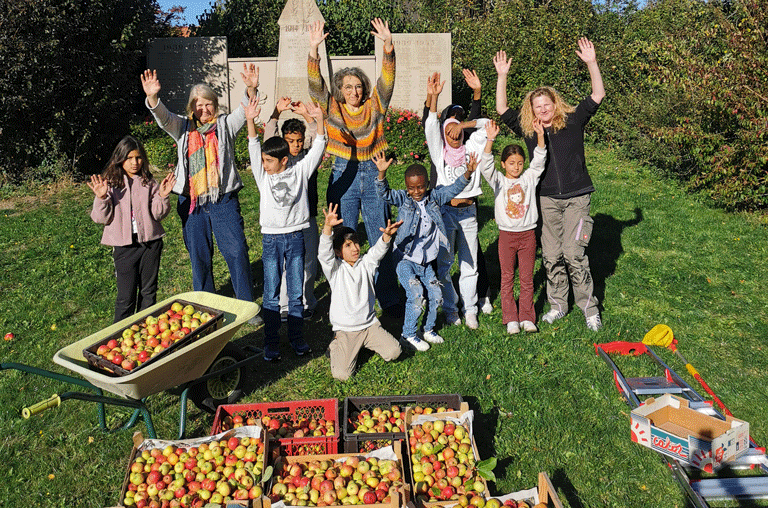 Ein Ausflug der Besucher der LernRäume in Schöppenstedt ging an einem sonnigen Septembertag zum Apfelpflücken.