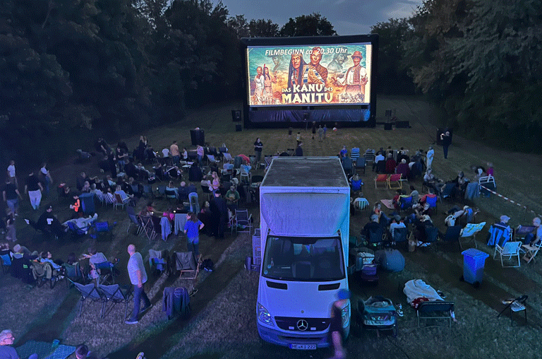 Kino unterm Sternenhimmel hieß es im Freibad am Elm in Hemkenrode. Fast 500 Leute kamen, sich die Filme anzusehen.