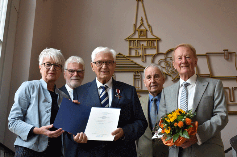 Jahrzehntelang war Günter Lamprecht aus dem Ehrenamt in Abbenrode nicht wegzudenken. Dafür wurde er jetzt ausgezeichnet.