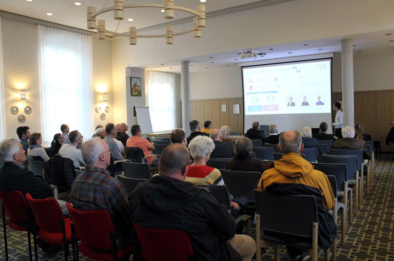 Während eines Vortrages erklärten zwei Ingenieure den aktuellen Stand der kommunalen Wärmeplanung in Königslutter.