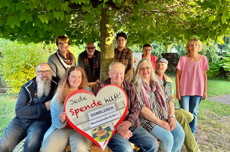 Dank den Wochenmarkt-Grillern sitzt es sich rund um den Ahornbaum am Dorfgemeinschaftshaus in Sambleben lädt seit Kurzem sehr gut.