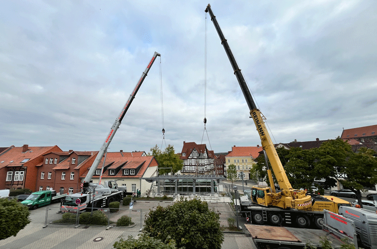 Der Militärbegleitwaggon in Helmstedt hat nun seine eigene, überdachte Bahnstation. Die soll dem Waggon Schutz vor dem Wetter bieten.