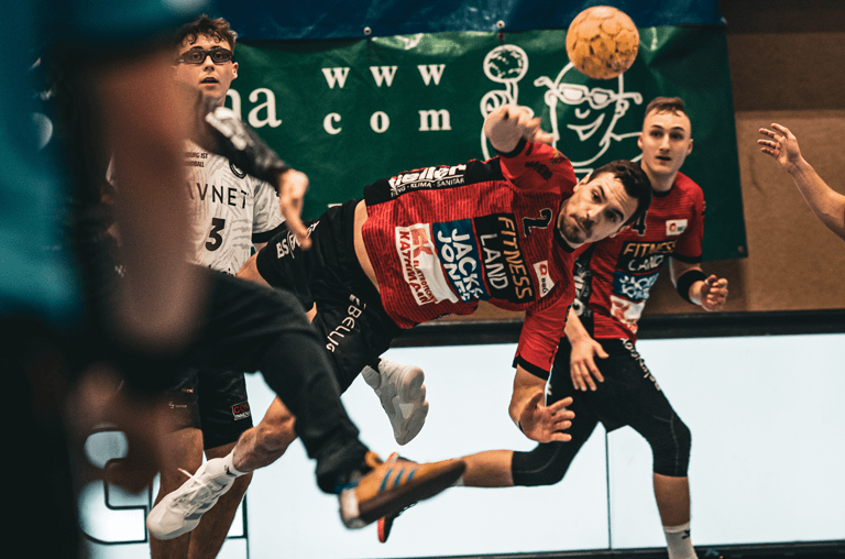 Tim Otto, hier in der Waagerechten beim Sprungwurf, steuerte beim klaren Sieg in Flensborg sechs Treffer bei. Foto: Lando Reinberger