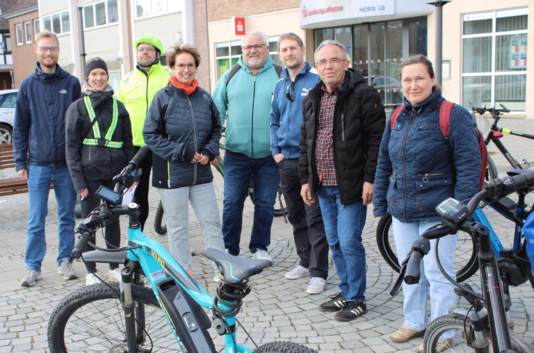 Die Radfahrer posieren für ein Foto, bevor sie sich auf den Weg machen.