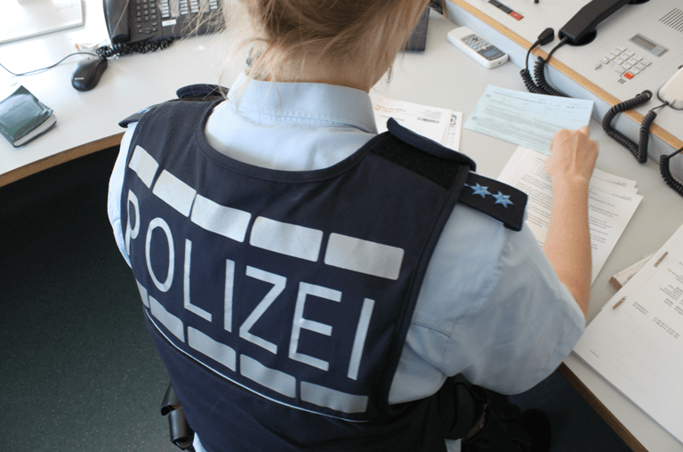 Polizistin im Büro mit Dokumenten