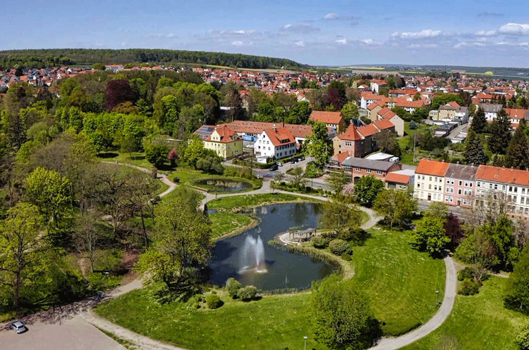 Die Schöninger Schlossteiche sollen saniert werden. Die Stadt will sie drei Jahrzehnte nach dem Bau auf Vordermann bringen.