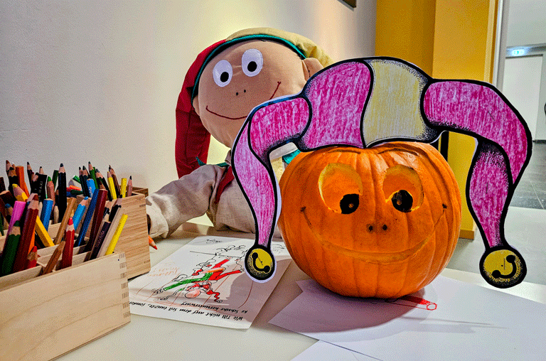 Der Herbst ist da und mit ihm die Zeit der gruseligen Kürbisse. Das Till Eulenspiegel-Museum lädt Kinder zum Kürbisschnitzen ein.