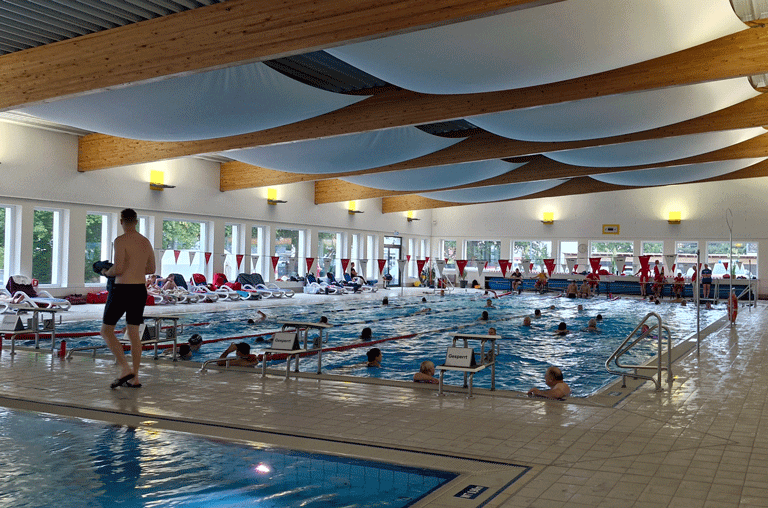 Schöningen ehrte die Leistung der Schwimmbegeisterten, die beim 12-Stunden-Schwimmen im Badezentrum teilgenommen haben.