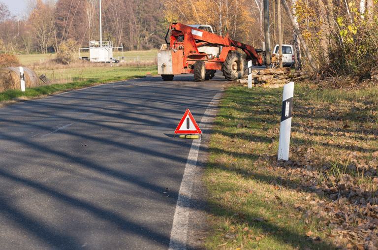 Auf der Landesstraße 647 zwischen Velpke und Mackendorf wird es stellenweise eng. Entlang der Straße müssen Bäume gefällt werden.