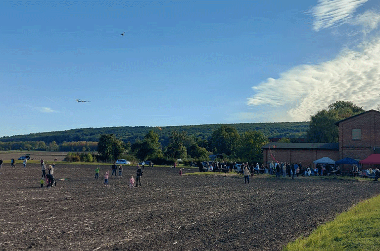 Viele kleine und große Drachenfans kamen „An der Darre“ in Mönchevahlberg zusammen. Dort fand ein buntes Spektakel statt: Der Drachenflugtag.