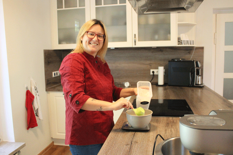 Konditormeisterin Sarah Wittberg startet mit ihrer eigenen Konditorei „Sarahs süße Meisterwerke“ durch. Sie bäckt dabei nicht nur Torten.