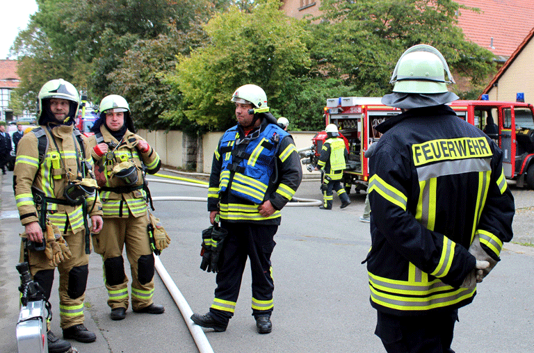 Ein Bauernhaus in Flammen, in dem noch Personen sind. Was für viele schlimm klingt, hat die Feuerwehr in Roklum während einer Feuerwehrübung geübt.
