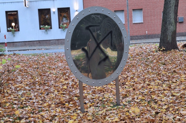 Unbekannte haben in Schöppenstedt mehrere Objekte und Hauswände mit Hakenkreuzen beschmiert. Sie sammeln sich vor allem an einem Platz.