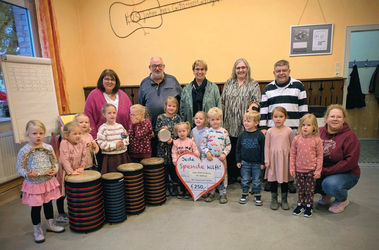 Die Wochenmarkt-Griller unterstützen die Arbeit von Inas Gitarrengang aus Groß Dahlum mit einer Spende aus ihrem Grillwagenverkauf.