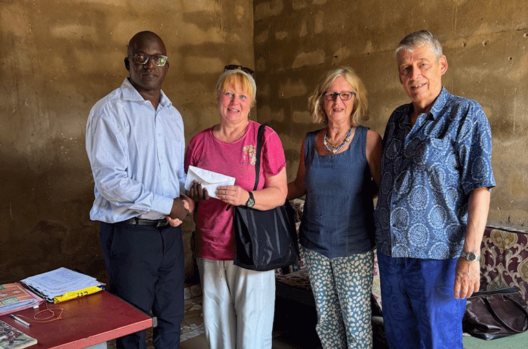 Petra Brandes reist nach einer Spendenaktion im Sommer selbst nach Afrika, um die Spenden selbst zur Teriya-Schule in Bamako zu bringen.