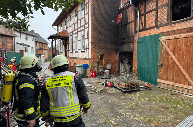 Die Feuerwehrleute aus drei Feuerwehren löschten einen Garagenbrand auf einem Hof in Warle. Das gestaltete sich nicht so einfach.