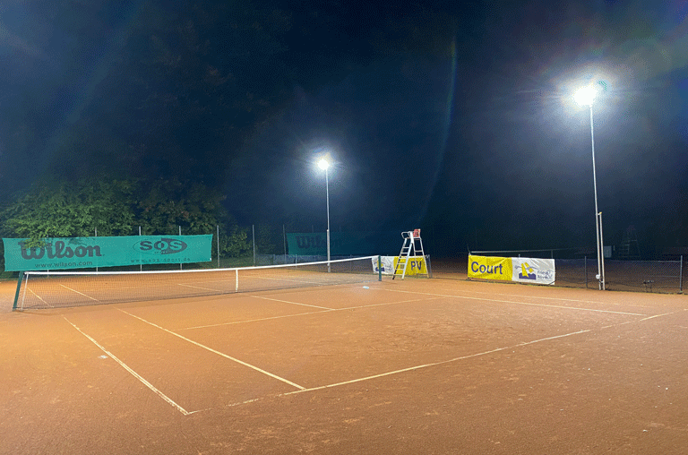 Mit einer neuen Flutlichtanlage verbessert der SV Rot-Weiß Lucklum/Erkerode die Trainings- und Wettkampfbedingungen auf Platz 1 deutlich.