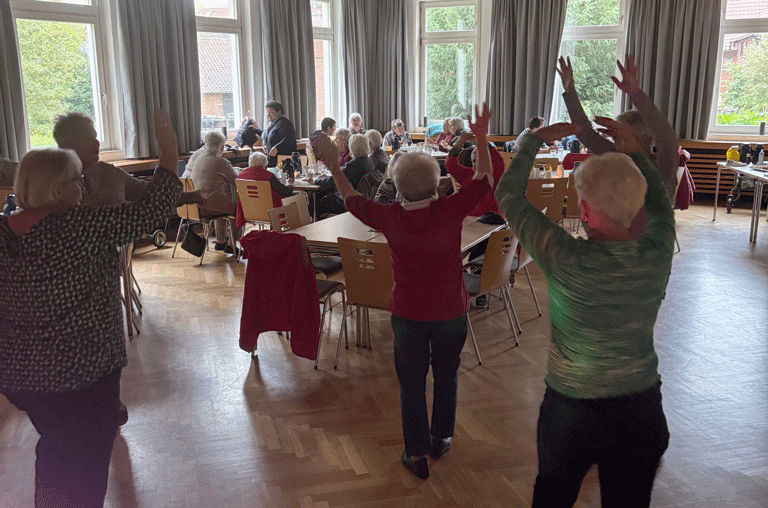 Im Schöppenstedter Gemeindehaus Segensreich trafen sich jüngst 40 Teilnehmende zu einem Tanzcafé mit Kuchen, Kaffee und Musik.