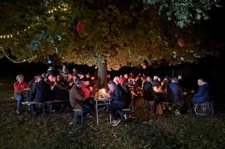 Bereits zum vierten Mal lud der Eitzumer Festausschuss zum Weinfest ein. Trotz kühler Temperaturen waren viele Gäste vor Ort.