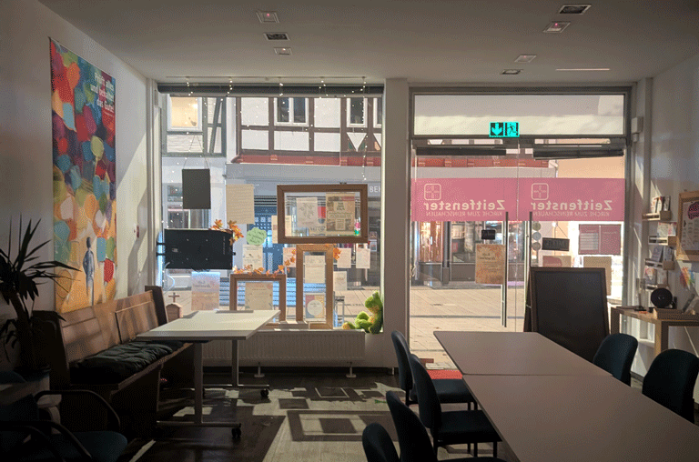 Ein Ort, in dem man sich einfach aufhalten kann. Ohne etwas kaufen zu müssen. Das ist in Wolfenbüttel im „Zeitfenster“ möglich.