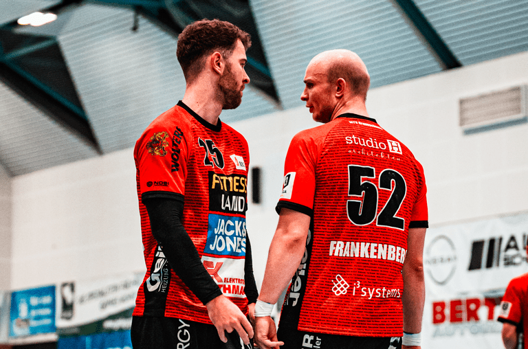 Spielentscheidende Akteure für den MTV beim Sieg bei der HSG Eider Harde: Bela Pieles (links) und Meld Hagen. Foto: Lando Reinberger