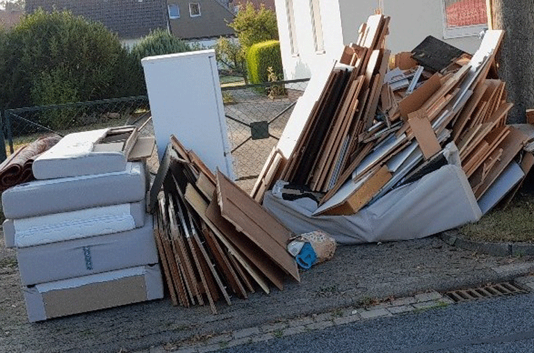 Falsch bereitgestellter Sperrmüll verzögert die Abfuhr und gefährdet Mitarbeiter. Oft fehlt es im Landkreis Helmstedt auch an Respekt.