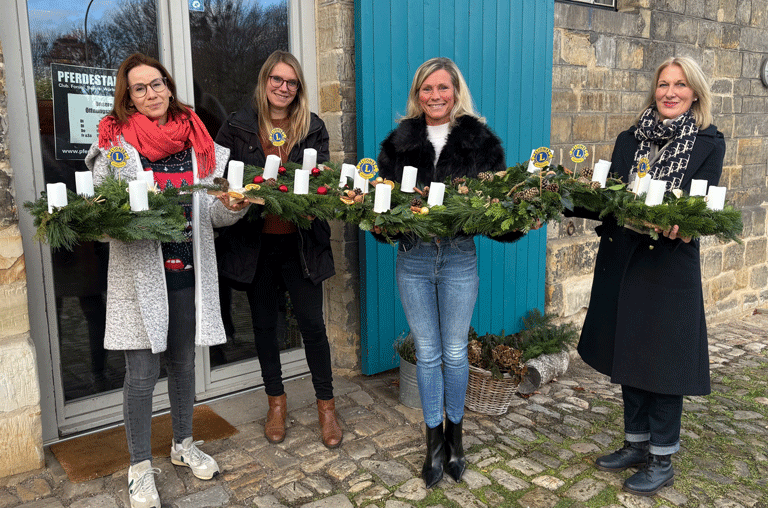 Frauen aus dem Lionsclub Helmstedt banden pünktlich zur Adventszeit mehrere Adventskränze für ein Schöninger Seniorenheim.