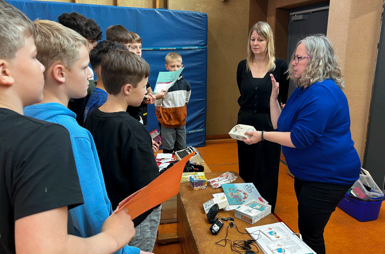Wie lebt es sich ohne Gehör oder Sicht? Dem gingen die Fünftklässler des Gymnasiums Anna-Sophianeum in Schöningen nach.
