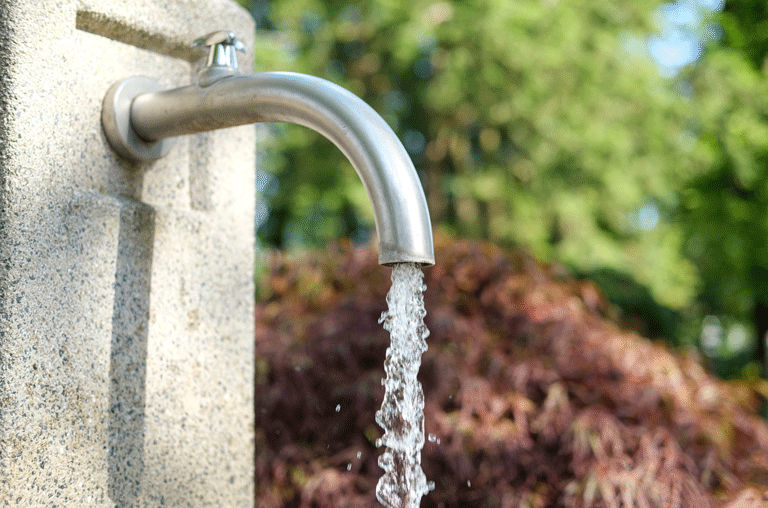Die Brunnen auf den Friedhöfen in Königslutter am Elm gehen in die Winterpause. Die Stadt hat dort das Wasser abgestellt.