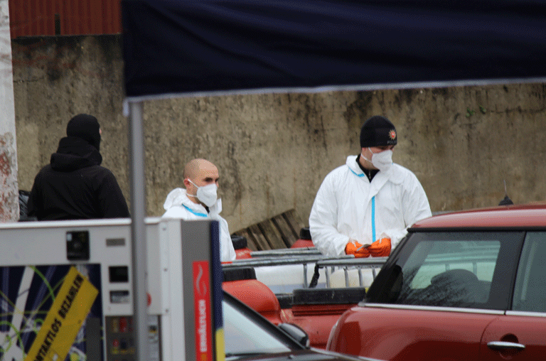 Auf der Braunschweiger Straße ist ein Großeinsatz von Feuerwehr und Polizei, die sich um Fässer mit Chemikalien kümmern.