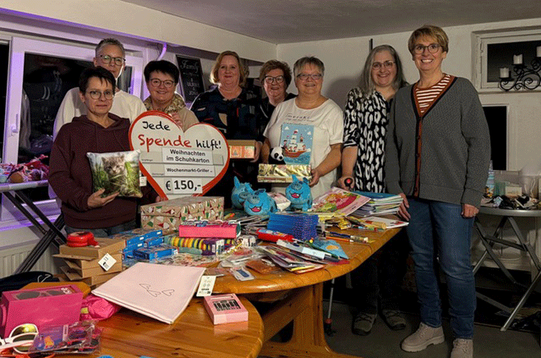 Das Wochenmarkt-Griller spenden gleich doppelt – an die Kinderfeuerwehr „LöschAsse“ und an die Geschenkaktion „Weihnachten im Schuhkarton“.
